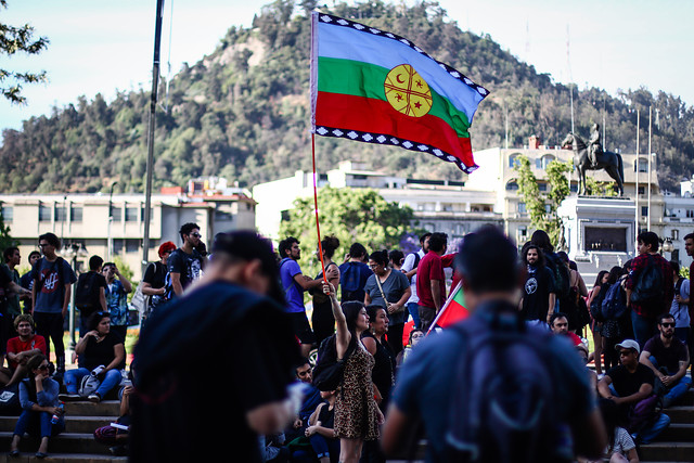 Cerca de mil personas participaron en banderazo por Camilo Catrillanca en Santiago