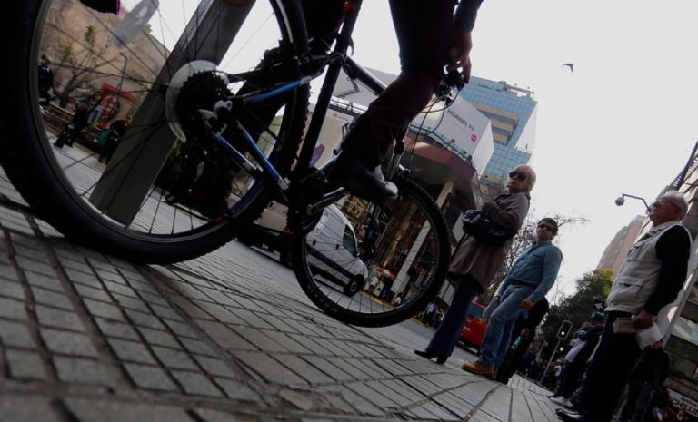 Buscan a ciclista que golpeó y fracturó a peatón que le pidió reducir la velocidad en la vereda