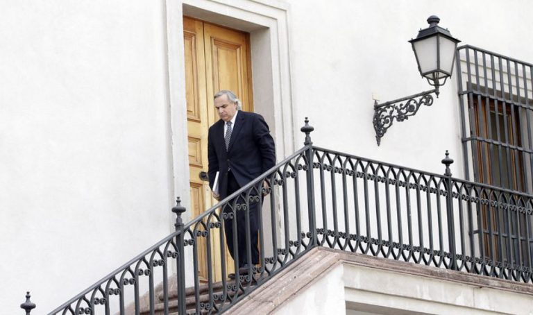 Andrés Chadwick se cayó en La Moneda: Quedó con contusiones, esguince y una fractura