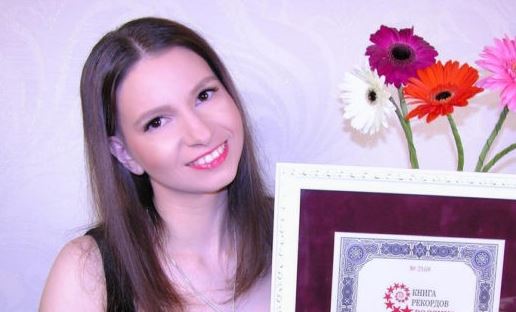 Por una apuesta dejó crecer sus uñas por 4 años y ahora no quiere cortarlas: miden 12 centímetros