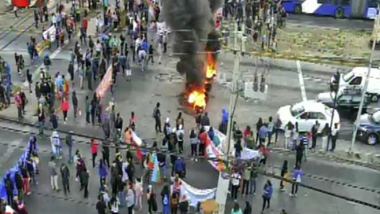 Registran barricadas y cortes de tránsito en 17 puntos de Santiago: Protestan contra “los ricos y sus migajas”
