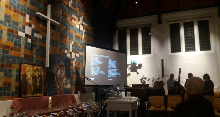 Familia deportada se refugió en una iglesia y la misa lleva más de 700 horas