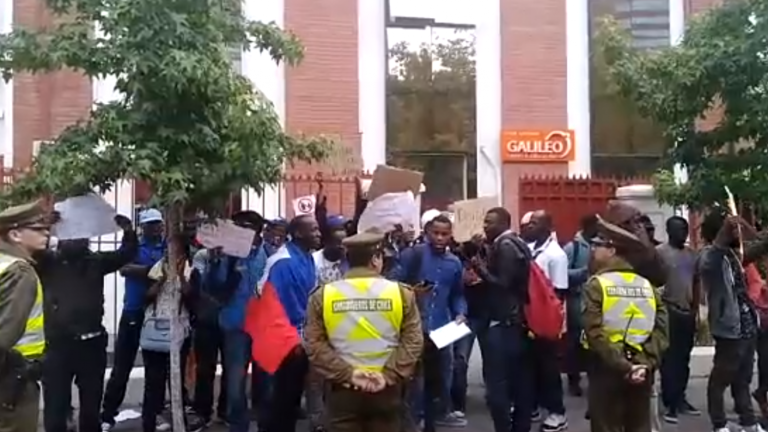 Grupo de haitianos se manifestaron frente a su embajada demandando documento para trabajar en Chile