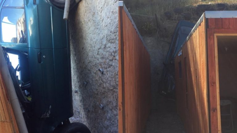 Vehículo protagonizó insólito accidente tras quedar atrapado entre casa y ladera de zanja en Quilpué