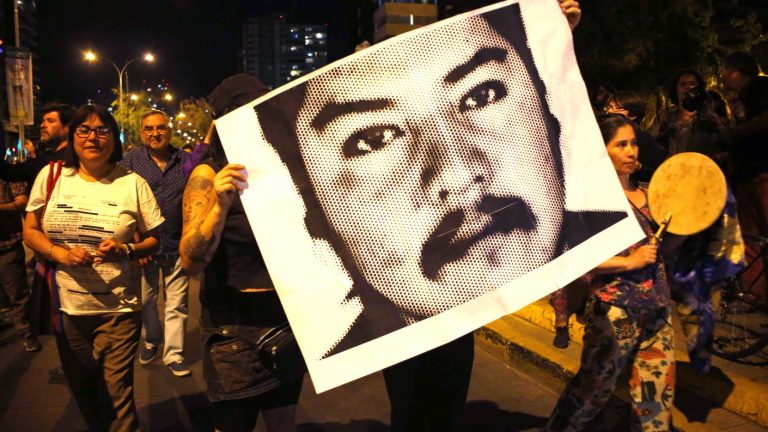 Con cacerolazos capitalinos pidieron la salida de ministro Chadwick tras la muerte de Camilo Catrillanca