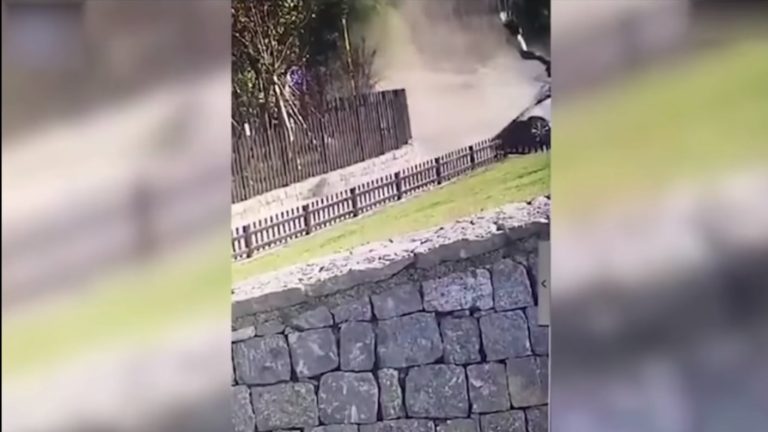 La increíble salvada de una mujer tras salir volando de su auto en China