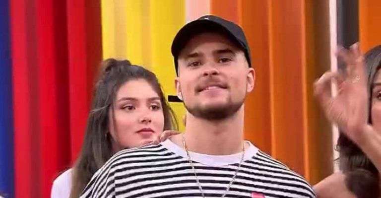 Augusto Schuster cantó el himno de la Teletón 