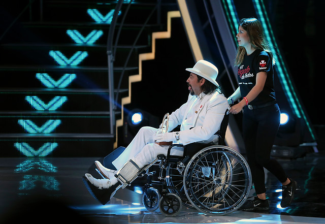 No era broma: El comentado ingreso en silla de ruedas y con bota ortopédica de Bombo Fica al teatro Teletón