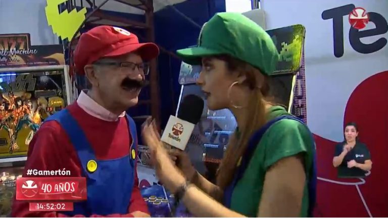 Se parece más a Luigi: Alcalde Joaquín Lavín asumió desafío cosplay y se disfrazó de Mario Bros