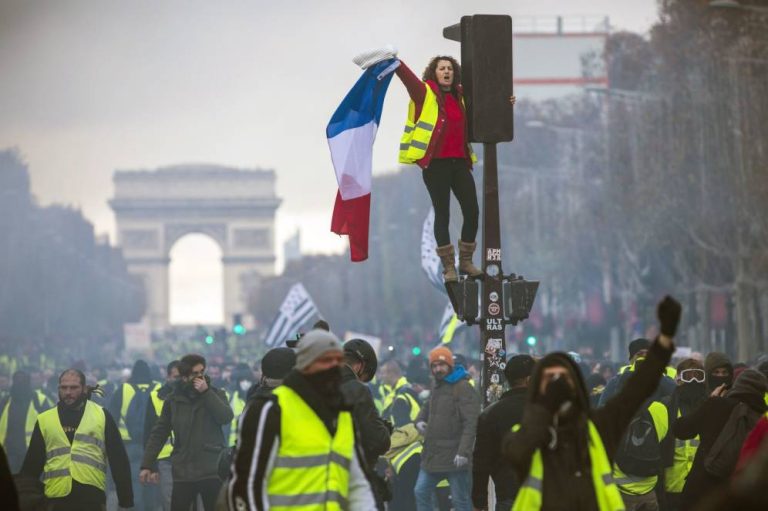 Protestas en París: Chilenos rayaron fuerte insulto contra el presidente Macron en pleno Arco del Triunfo