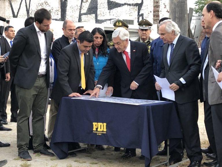 Piñera encabezó una nueva demolición de muros para abrir pasajes en La Legua