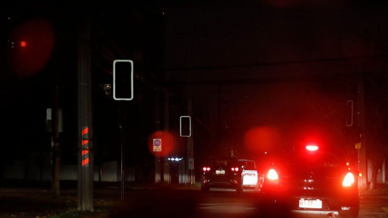 Usuarios reportan corte de suministro eléctrico en tres regiones del sur del país