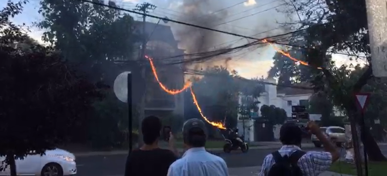 Captan momento exacto: Cable eléctrico en llamas casi cae sobre motociclista en Providencia