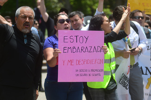 Empleados agrupados en al ANEF llegaron hasta La Moneda para protestar por despidos en el sector público