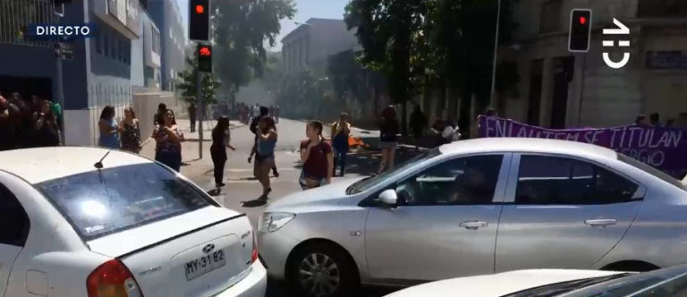 Estudiantes protestan en Santiago por titulación de un alumno acusado de ataque sexual