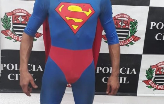 Policías le hicieron control de identidad a Superman y descubrieron tamaña sorpresa