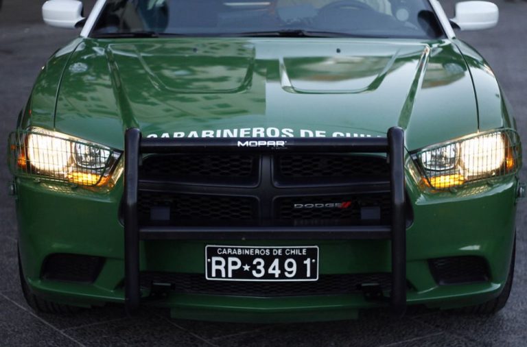 Insólito: Hombre que estaba detenido y esposado escapó en radiopatrullas de Carabineros