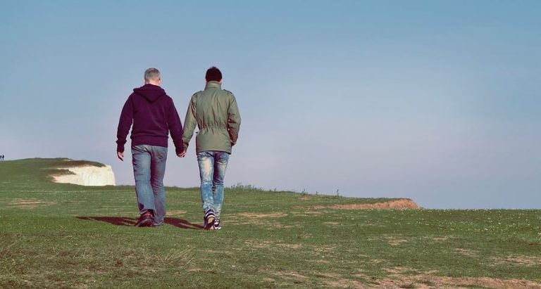 Grindr está compartiendo el estado de VIH de sus usuarios con otras compañías