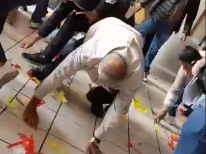 Sin piñata no hay posada: Alumnos tomaron venganza de su profesor cuando vertía el contenido del recipiente de papel