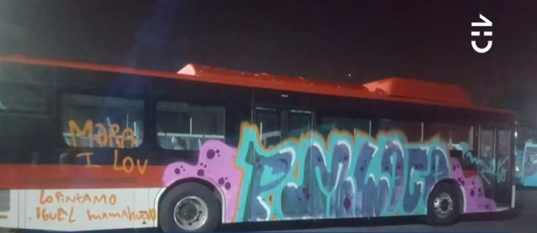“Lo pintamos igual”: Bus eléctrico del Transantiago fue atacado por grafiteros antes que comenzara a circular