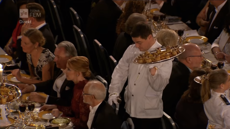 Premios Nobel: El gracioso momento en que un garzón vuelca comida sobre un miembro de la Academia