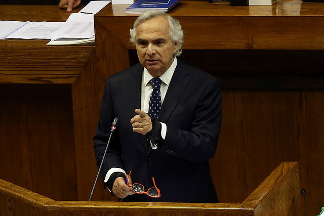 Oficialismo se vuelve TT con hashtag #ChadwickSíResponde en apoyo a ministro por interpelación