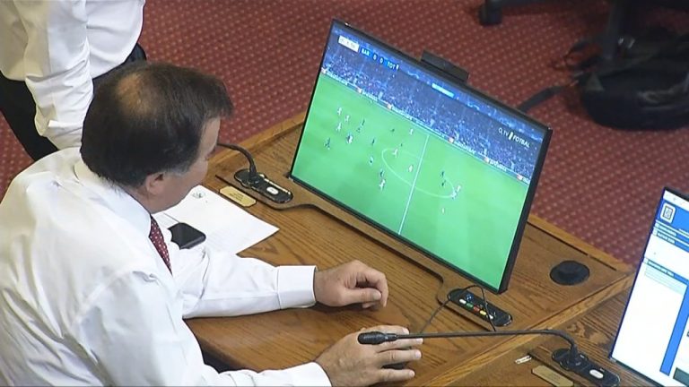 Diputado es sorprendido viendo el partido del FC Barcelona en plena interpelación al ministro Chadwick