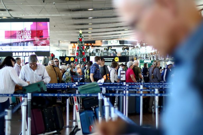 Proyecto busca que los pasajes de avión puedan ser transferidos a otra persona