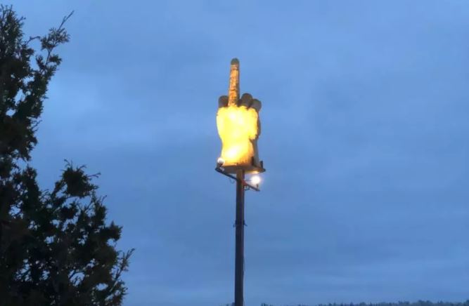 Hombre instaló gigante dedo medio para vengarse de su municipalidad que le negó permiso de construcción