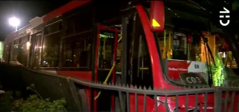 Bus del Transantiago terminó en el jardín de condominio en Vitacura: El chofer esquivó a un auto