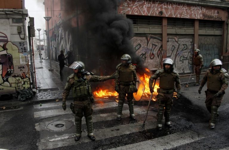 Se agudizan las manifestaciones por paro portuario en Valparaíso: Hay enfrentamientos con Carabineros