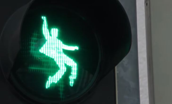 Elvis Presley sigue moviendo las caderas cuando la luz de un semáforo cambia a verde