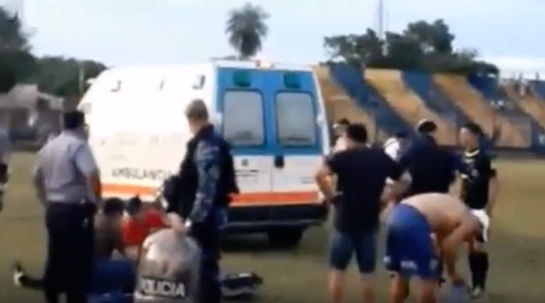 Expulsó a un jugador y recibió feroz golpe en la cabeza que lo dejó inconsciente
