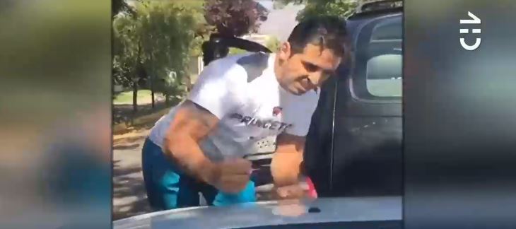 Sujeto golpeó violentamente automóvil de conductora tras choque: “Me dice ‘qué te pasa mongólica’”