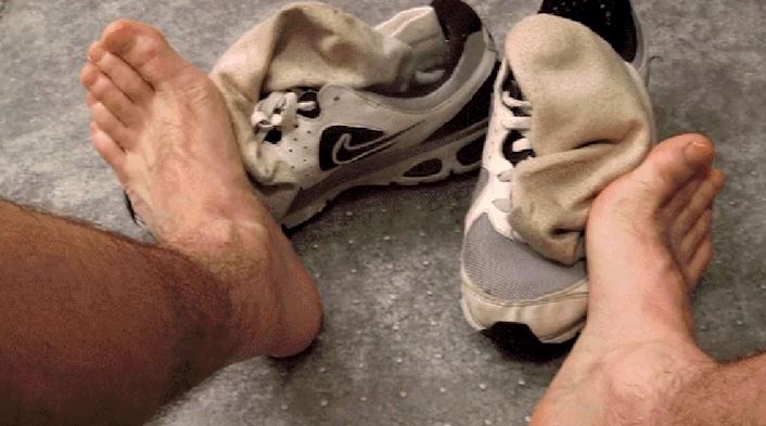 Un hombre terminó con hongos en sus pulmones por oler sus calcetines sucios a diario