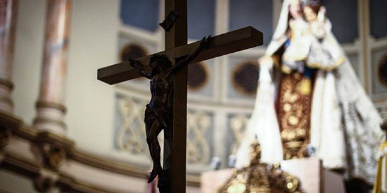 Encuesta CEP registró una importante disminución de las personas católicas en Chile