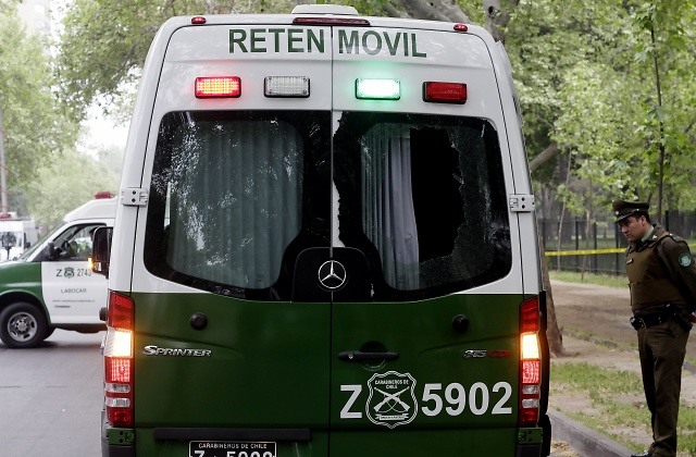 No eran manifestantes franceses: Delincuentes con chalecos reflectantes asaltaron sucursal bancaria en Santiago