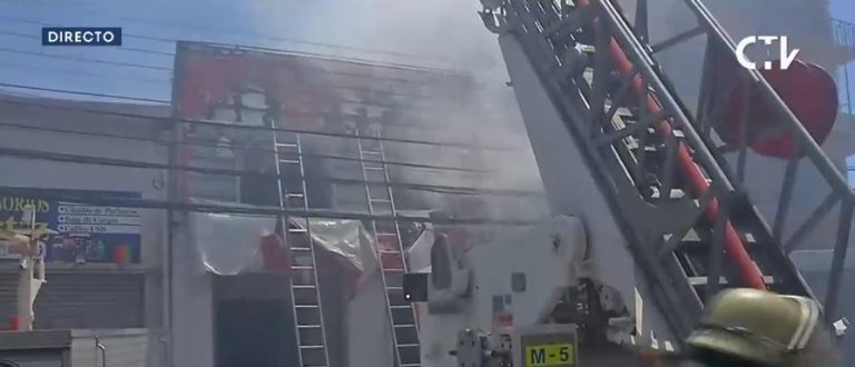 Gran Concepción: Incendio de proporciones se produjo en pleno centro de la ciudad y alertan presencia de emanaciones tóxicas