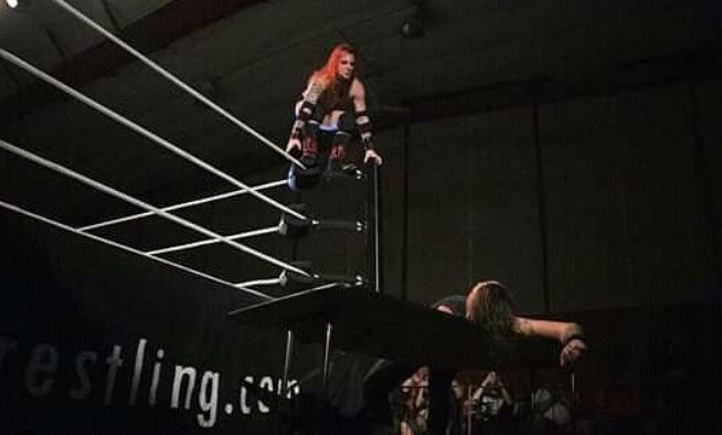 Cayó de cabeza: Peleador de lucha libre se rompió el cráneo tras intentar peligroso salto desde el ring