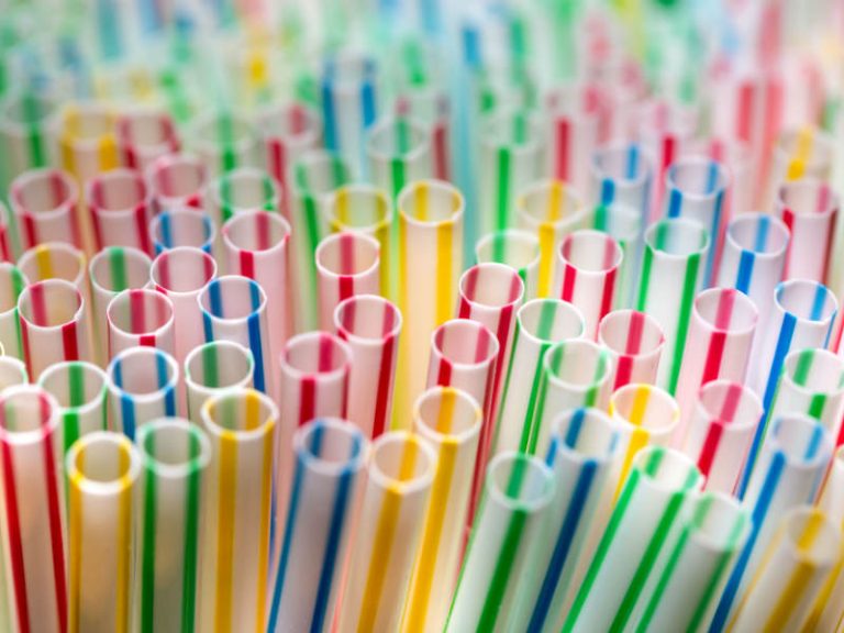 Adiós a las bombillas: Europa prohibirá la venta de artículos plásticos