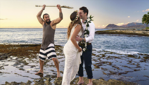 Aquaman se coló en medio de una romántica sesión de fotos en Hawaii