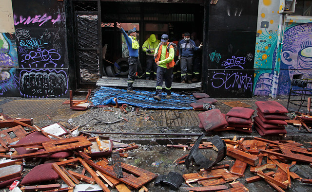 Trabajadores portuarios comienzan con labores de limpieza en Valparaíso