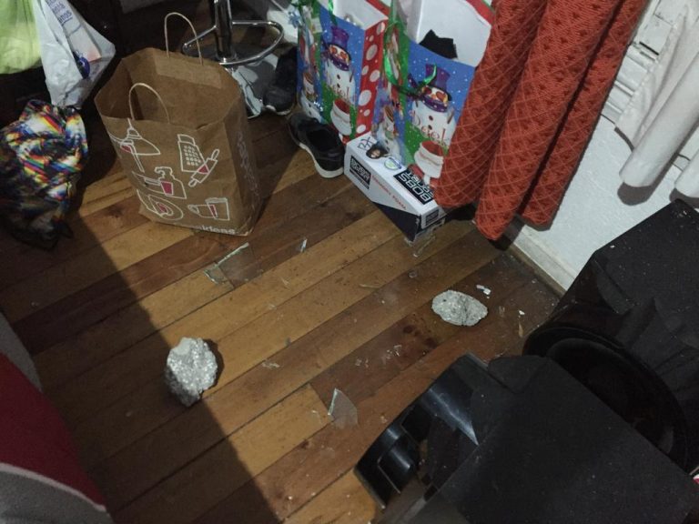 Denuncian que una turba atacó a piedrazos la casa de una familia tras pedirles a sus vecinos que bajaran el volumen de la música