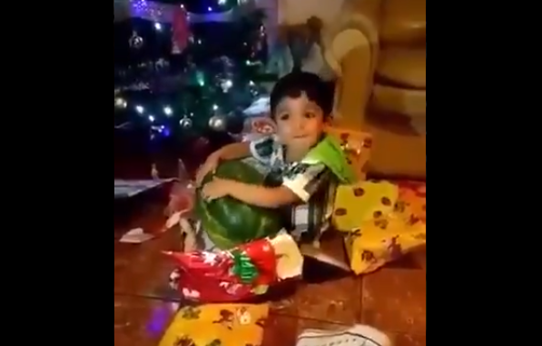 Así reaccionó un niño que recibió una sandía en Navidad