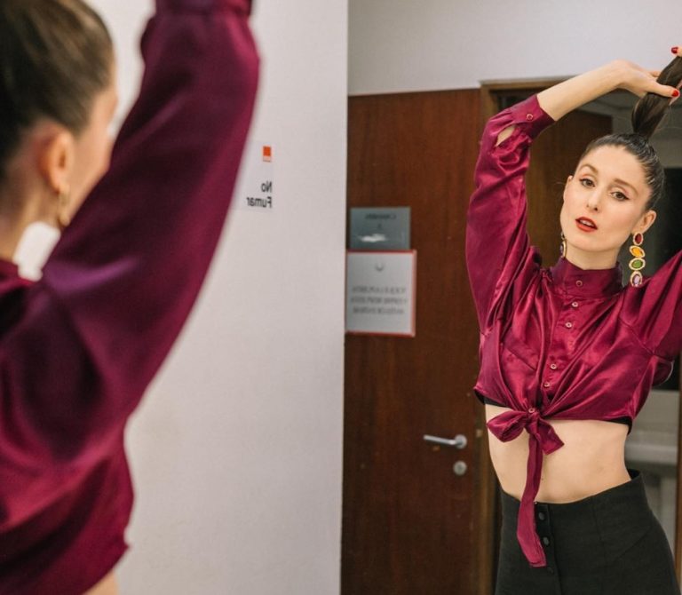 Francisca Valenzuela rememoró su icónico peinado con foto de su infancia