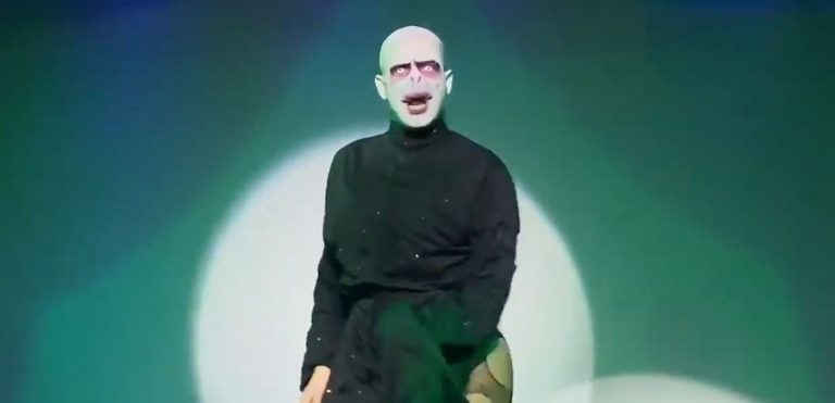 No dudó en sacar su varita: La sensual performance de Lord Voldemort bailando en un club nocturno