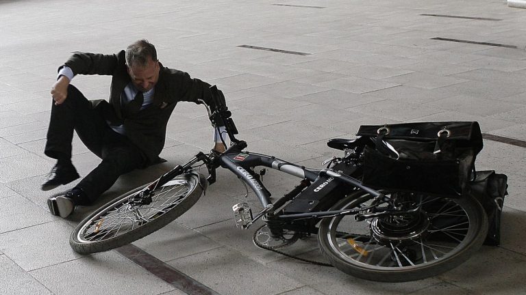 Fue a trollear y salió trasquilado: así le respondieron a Jocelyn-Holt por ser el primer y único multado por fumar en Las Condes