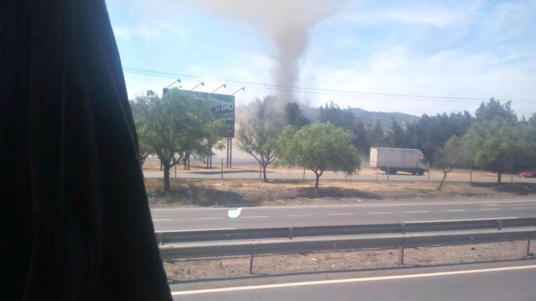 Extraño fenómeno atmosférico: Mini tornado destruyó una feria en Ovalle y causó asombro en los ciudadanos