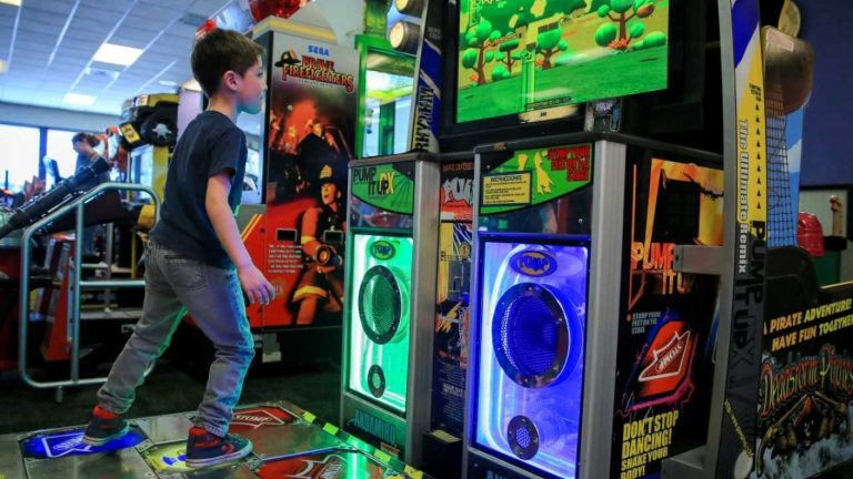 Cadena de entretención se la juega con regalos para los alumnos con las mejores notas del 2018