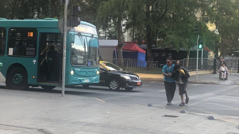 Corazón de oro: Chofer del Transantiago se bajó de su bus para ayudar a un hombre a cruzar la calle